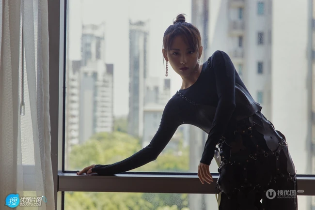 张嘉倪柔美魅力全黑长裙落地窗前写真美照