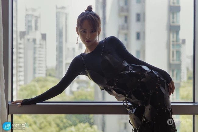 张嘉倪柔美魅力全黑长裙落地窗前写真美照