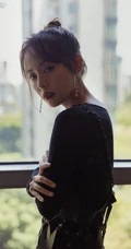 张嘉倪柔美魅力全黑长裙落地窗前写真美照