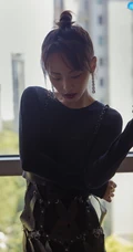 张嘉倪柔美魅力全黑长裙落地窗前写真美照