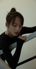 张嘉倪柔美魅力全黑长裙落地窗前写真美照