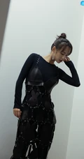 张嘉倪柔美魅力全黑长裙落地窗前写真美照