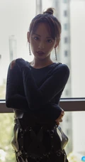 张嘉倪柔美魅力全黑长裙落地窗前写真美照