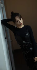 张嘉倪柔美魅力全黑长裙落地窗前写真美照