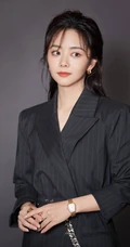 谭松韵非常好看竖纹西装短裙写真美照