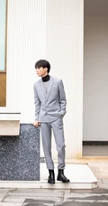 王俊凯街拍写真，西服正装着身，身形笔挺，帅气十足