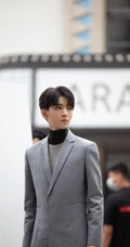 王俊凯街拍写真，西服正装着身，身形笔挺，帅气十足