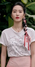 杨采钰淑女装白衣粉裙街拍写真，长长的麻花辫发型甜美清新