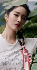 杨采钰淑女装白衣粉裙街拍写真，长长的麻花辫发型甜美清新
