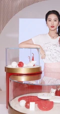 杨采钰淑女装白衣粉裙街拍写真，长长的麻花辫发型甜美清新