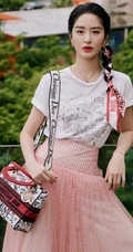 杨采钰淑女装白衣粉裙街拍写真，长长的麻花辫发型甜美清新