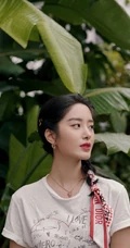 杨采钰淑女装白衣粉裙街拍写真，长长的麻花辫发型甜美清新
