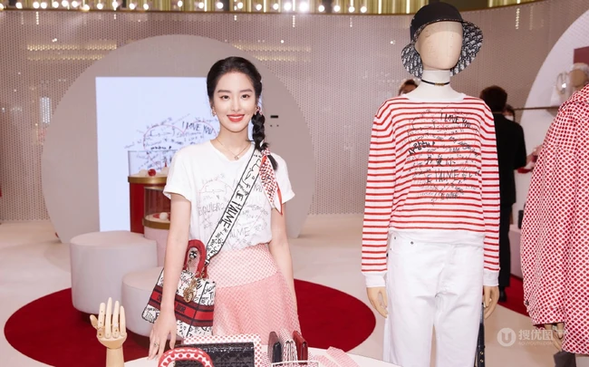 杨采钰淑女装白衣粉裙街拍写真，长长的麻花辫发型甜美清新