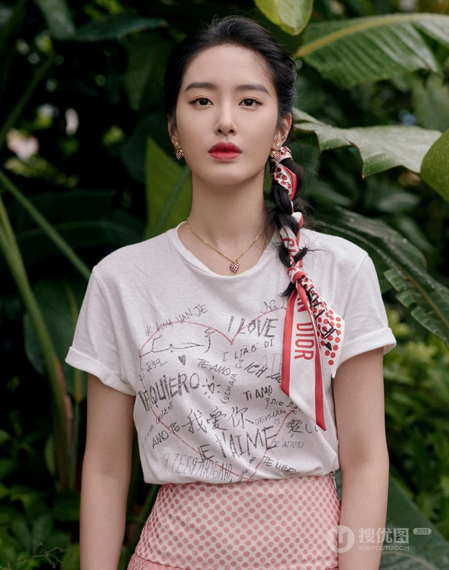 杨采钰淑女装白衣粉裙街拍写真，长长的麻花辫发型甜美清新