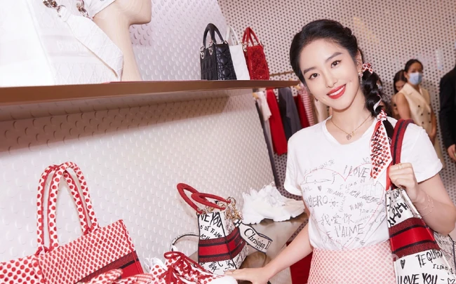 杨采钰淑女装白衣粉裙街拍写真，长长的麻花辫发型甜美清新