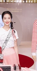杨采钰淑女装白衣粉裙街拍写真，长长的麻花辫发型甜美清新