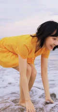 卜冠今甜美清新少女感十足写真，着黄衣波点连衣裙浅海可爱踏浪