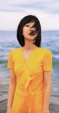 卜冠今甜美清新少女感十足写真，着黄衣波点连衣裙浅海可爱踏浪