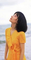 卜冠今甜美清新少女感十足写真，着黄衣波点连衣裙浅海可爱踏浪