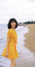 卜冠今甜美清新少女感十足写真，着黄衣波点连衣裙浅海可爱踏浪