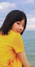 卜冠今甜美清新少女感十足写真，着黄衣波点连衣裙浅海可爱踏浪