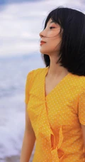 卜冠今甜美清新少女感十足写真，着黄衣波点连衣裙浅海可爱踏浪