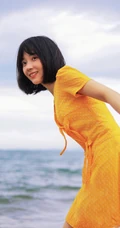 卜冠今甜美清新少女感十足写真，着黄衣波点连衣裙浅海可爱踏浪