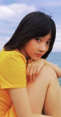 卜冠今甜美清新少女感十足写真，着黄衣波点连衣裙浅海可爱踏浪