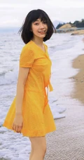 卜冠今甜美清新少女感十足写真，着黄衣波点连衣裙浅海可爱踏浪