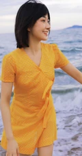 卜冠今甜美清新少女感十足写真，着黄衣波点连衣裙浅海可爱踏浪