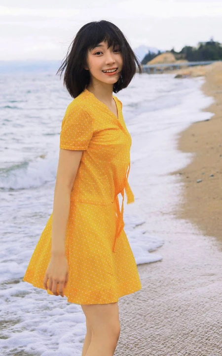 卜冠今甜美清新少女感十足写真，着黄衣波点连衣裙浅海可爱踏浪