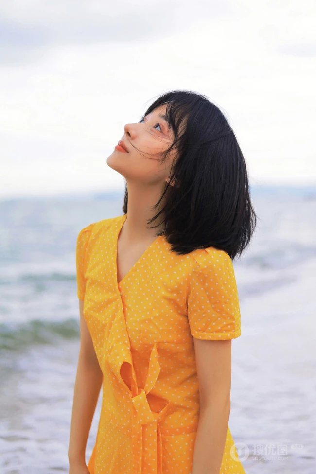 卜冠今甜美清新少女感十足写真，着黄衣波点连衣裙浅海可爱踏浪