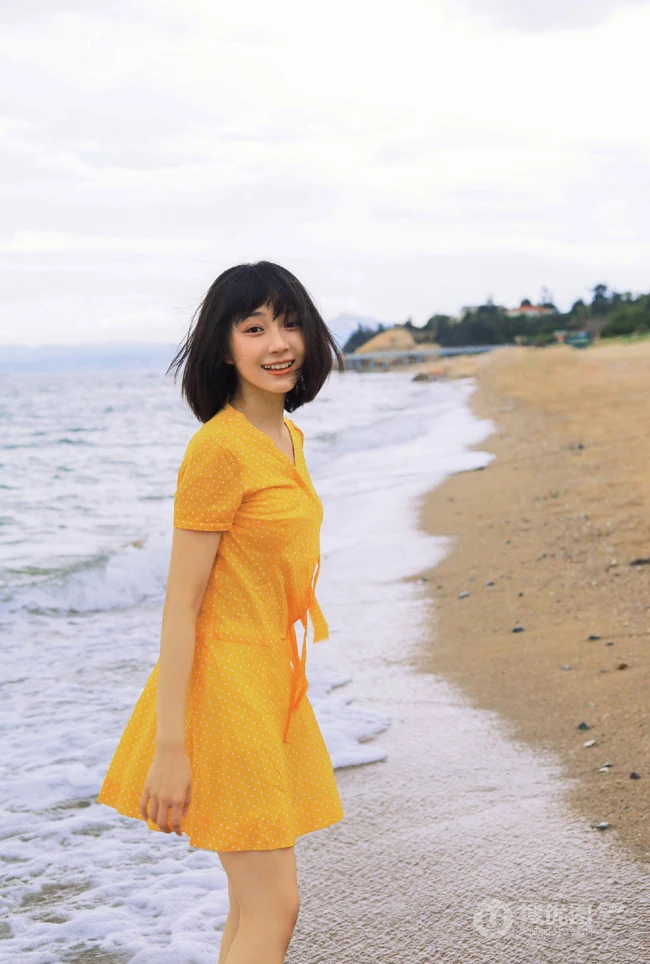 卜冠今甜美清新少女感十足写真，着黄衣波点连衣裙浅海可爱踏浪