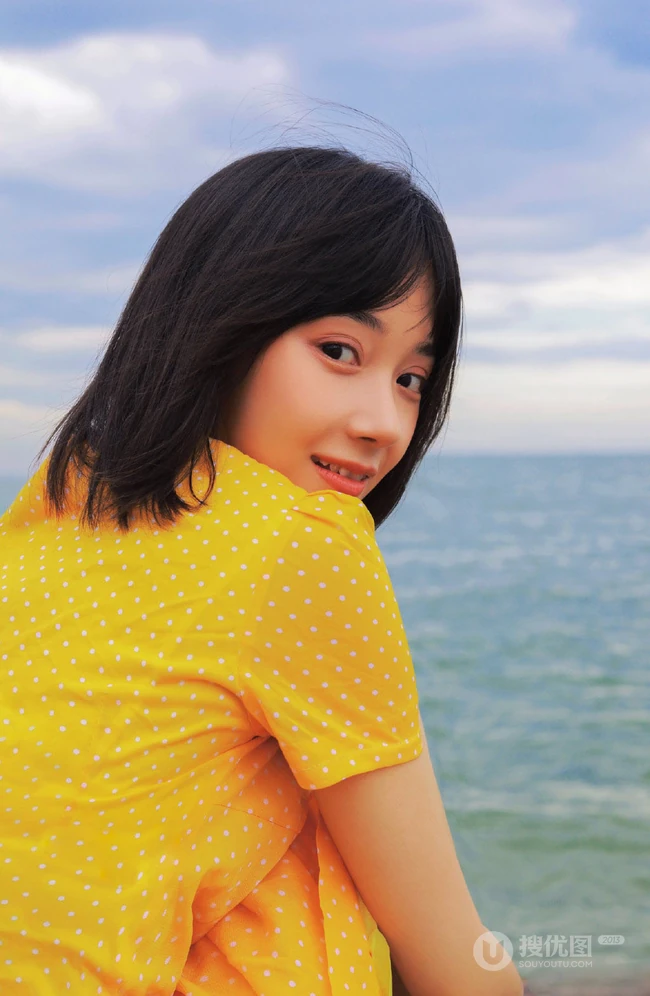 卜冠今甜美清新少女感十足写真，着黄衣波点连衣裙浅海可爱踏浪