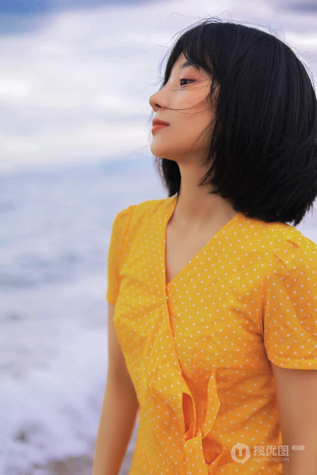 卜冠今甜美清新少女感十足写真，着黄衣波点连衣裙浅海可爱踏浪