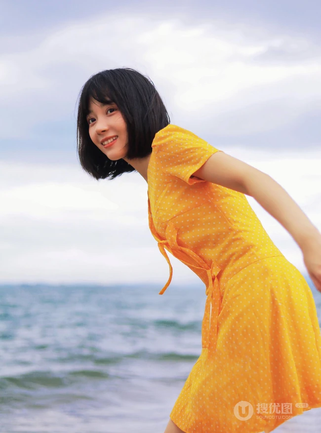 卜冠今甜美清新少女感十足写真，着黄衣波点连衣裙浅海可爱踏浪