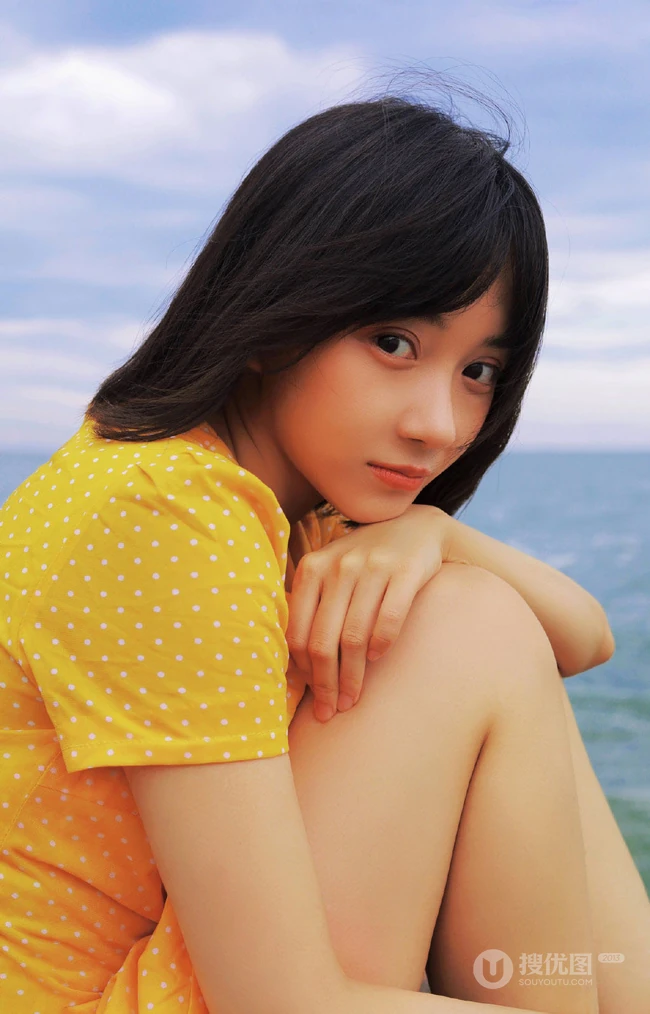卜冠今甜美清新少女感十足写真，着黄衣波点连衣裙浅海可爱踏浪