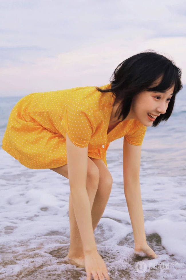 卜冠今甜美清新少女感十足写真，着黄衣波点连衣裙浅海可爱踏浪