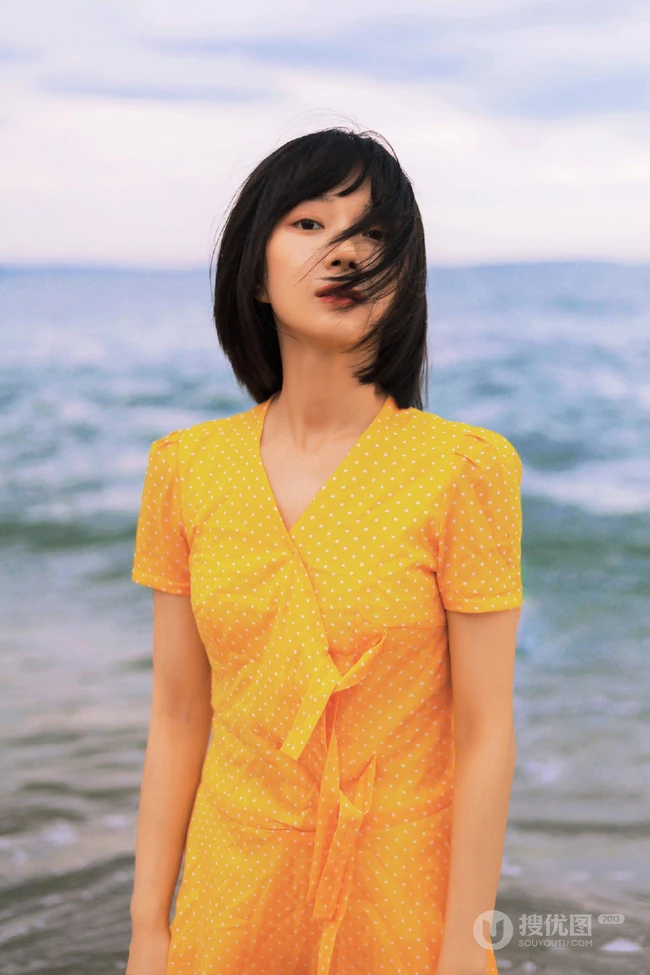 卜冠今甜美清新少女感十足写真，着黄衣波点连衣裙浅海可爱踏浪