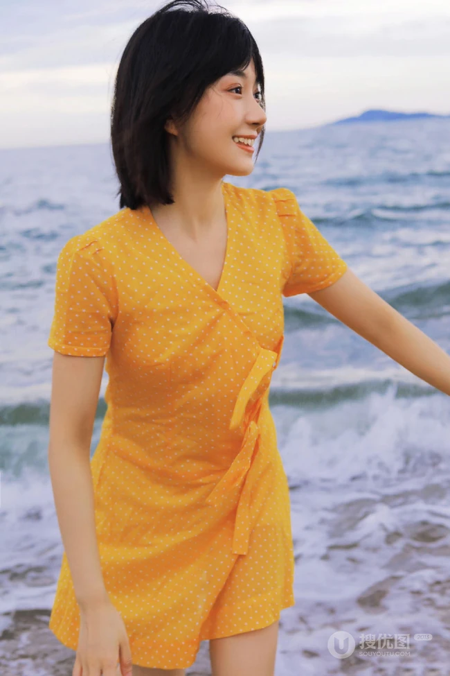 卜冠今甜美清新少女感十足写真，着黄衣波点连衣裙浅海可爱踏浪