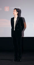 井柏然大背头发型出现活动帅气写真图片