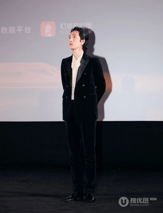 井柏然大背头发型出现活动帅气写真图片