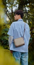 胡一天红花绿叶丛林中唯美森系写真，休闲装着身清爽帅气