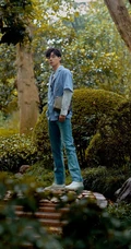 胡一天红花绿叶丛林中唯美森系写真，休闲装着身清爽帅气