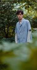胡一天红花绿叶丛林中唯美森系写真，休闲装着身清爽帅气