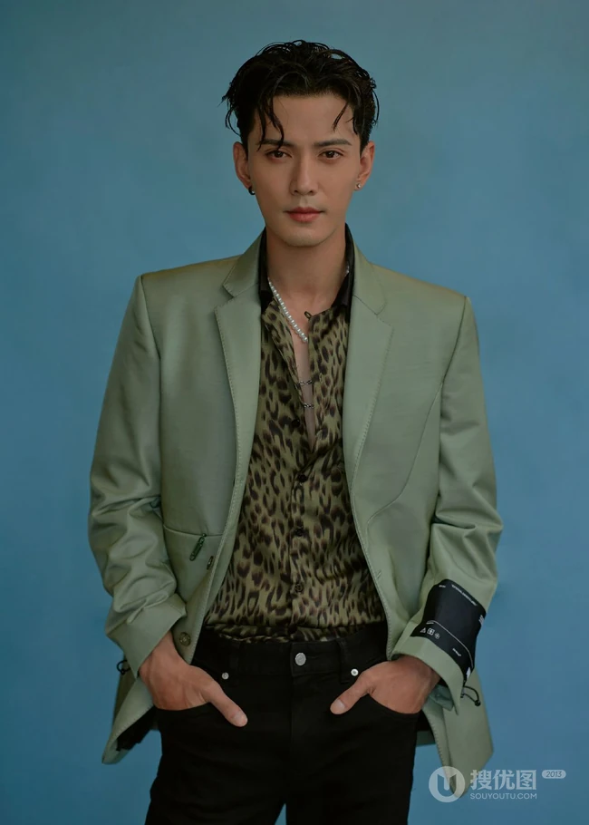 徐正溪中分卷发发型帅气硬朗写真，潮流豹纹衬衫吸人眼球