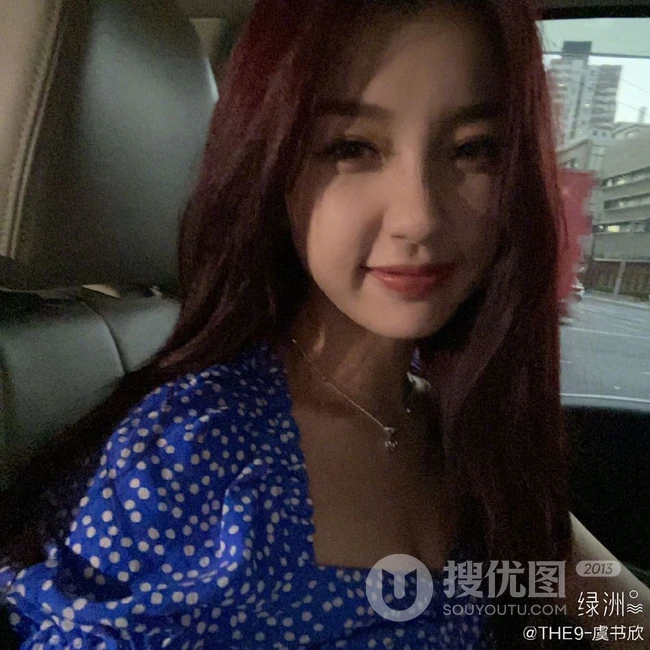虞书欣晒甜美可人九宫格生活照，绿衣波点裙着身，笑容动人