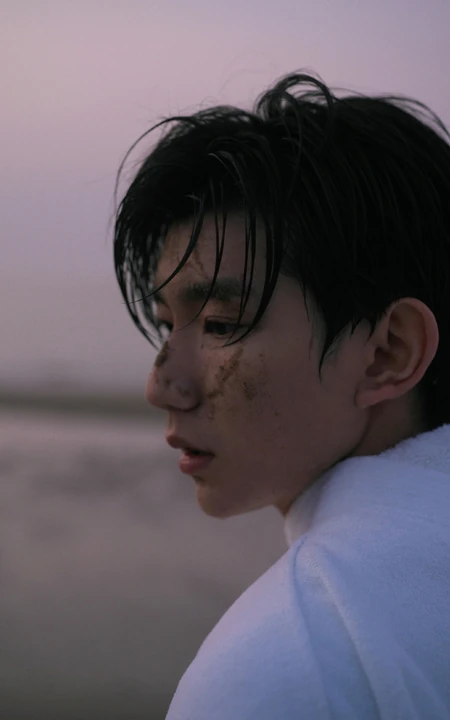 王源《四百击》幕后全纪录花絮图片， 白衣少年，无惧风浪