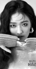 徐璐时尚芭莎杂志黑白写真，雀斑妆，卷发发型，做五彩斑斓的自己