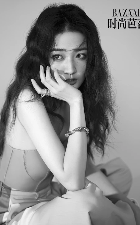 徐璐时尚芭莎杂志黑白写真，雀斑妆，卷发发型，做五彩斑斓的自己